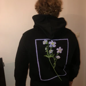 Målad hoddie!! - Intressekoll på en liknande tröja💜💜💜 En målad hoddie med eget önskat tryck. Skriv till mig eller kolla in @carlstadcustom_uf på Instagram om du skulle vara intresserad av en målad tröja och önskat tryck eller ett av tidigare jag målat. Pris och sånt diskuteras, beror lite på vad för nåt man vill ha!!