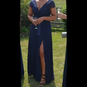 Balklänning  - Marinblå balklänning i storlek 38. Endast använd en gång! 