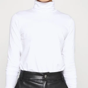 Polotröja - Jättefin polotröja bara använd 1 gång. Strl S/M. Säljer då den inte kommer till användning. Gör ej byten. Köparen står för frakt (66 kr).