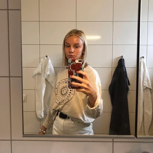 Topp Gina Tricot - Säljer denna superfina långärmade T-shirt från Gina Tricot i storlek M, så sitter lite oversized på mig som egentligen är en S!🤍 säljer för 100kr eller bud! Skriv privat till mig för fler bilder 💕