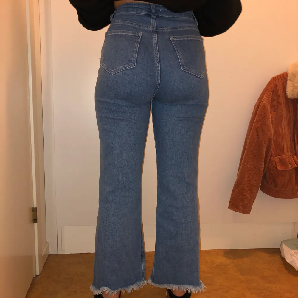 Säljer dessa jeans som är lite kortare i modellen, jag är 163cm. Använda ett fåtal gånger. Storlek 36 från NAKD. . Jeans & Byxor.