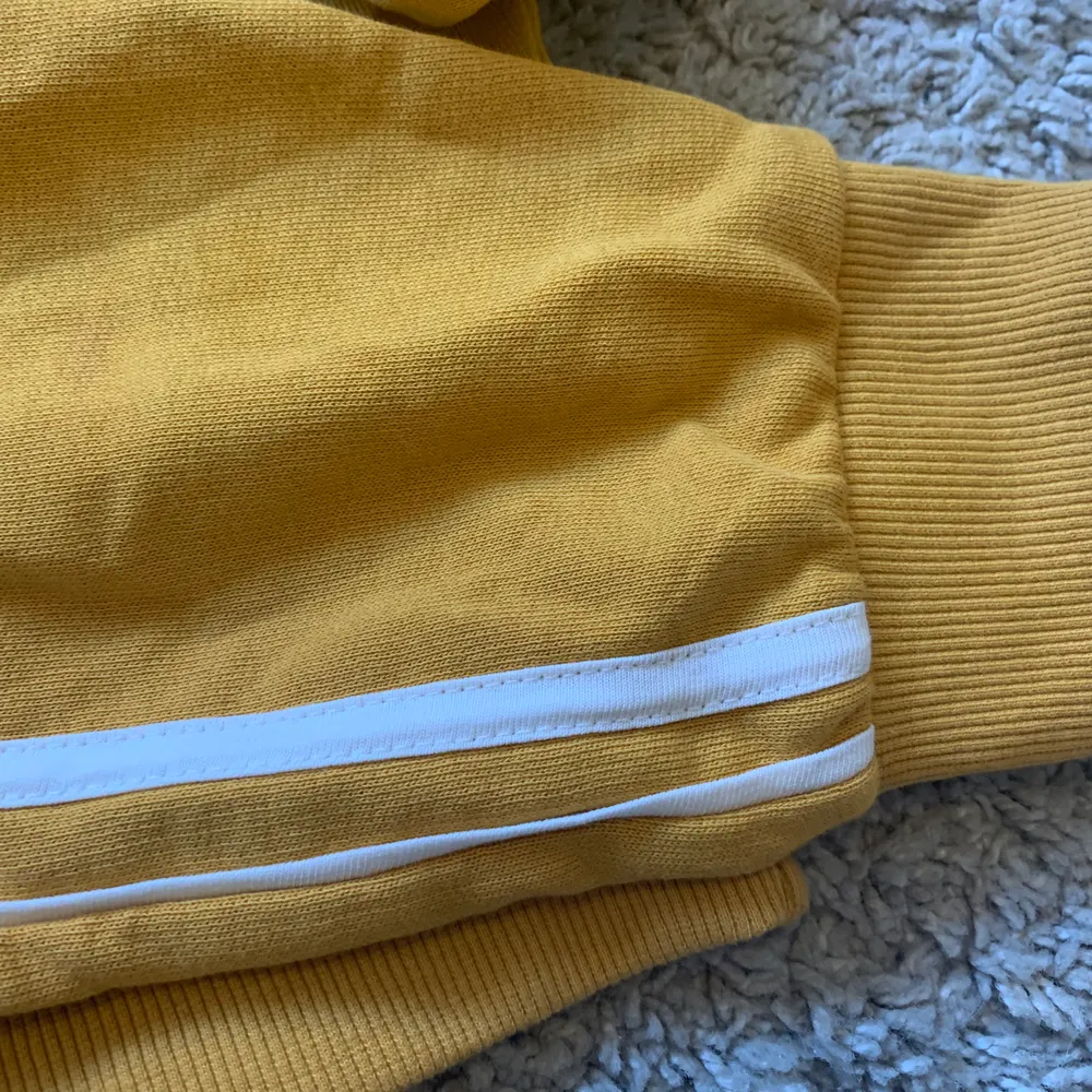 Cool kort sweatshirt i fin gul färg. Går att både träna i och ha som vardagsplagg:). Hoodies.