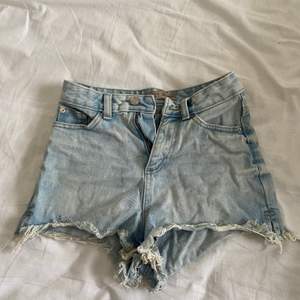 Korta jeans shorts, använda typ 2 gånger, storlek 32
