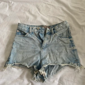 Jeans shorts, 32 - Korta jeans shorts, använda typ 2 gånger, storlek 32
