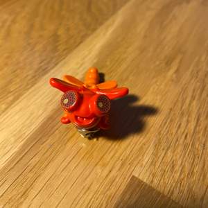 Hemmagjord trollslända pin:) One of a kind! Den är röd & orange, bara höra av er vid intresse!! Köpare betalar frakt!