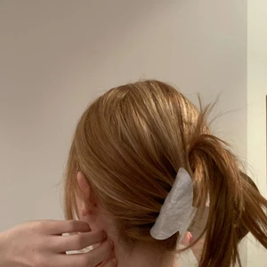 Vit hårklämma med stickers från CLIX UF - Hej vi är Clix UF som säljer kvalitativa hårklämmor för ett bra pris med 6st valfria reflexklistemärken   varje klämma kostar 69kr och finns kvar i färgerna Blå, vit och grön💖! Här har ni den blåa klämman🤍 Vi finns även på Instagram under clixuf💖🥰!!