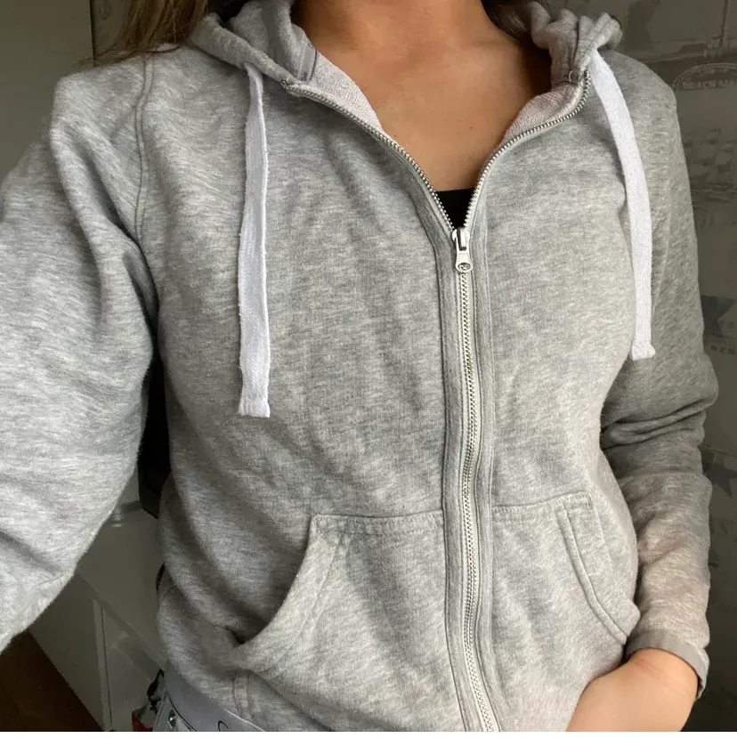 Grå superskön hoodie från Calvin Klein  ☁️☁️ Den är knappt använd därför i bra skick😝☺️💘☁️☁️ köpt för 900kr. Hoodies.