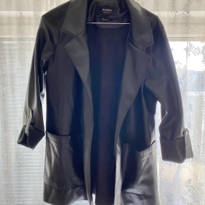 ”Läder” jacka - Assnygg jacka i läderimitation som inte har kommit till användning! Jackan köptes i nyskick från Pull&Bear och har använts ett fåtal gånger. Varan har inga defekter och är som ny. Läs gärna mina villkor! 💓🧚🏼