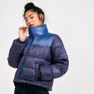 Säljer min fina Levis puffer. Den är så jäkla snygg i modellen men använder den aldrig så jag oftast inte använder färgglada kläder. Kostade 2000 kr ny.