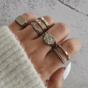 Silvriga ringar strl S/M - Jättefina ringar strl S/M, aldrig använda. Buda 