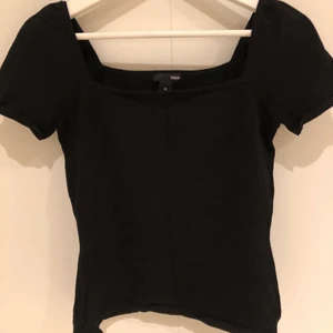 Topp - Söt topp med fyrkantig urringning. Ett stickat material. Frakt tillkommer på 66kr. Skickar alltid spårbart om inget annat önskas💗