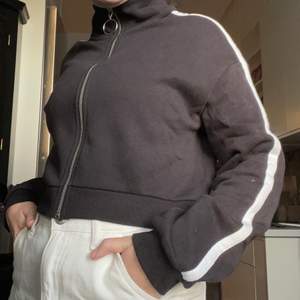 Säljer denna fina croppade hoodie med coola revärer på armarna! Köpt från H&M, väldigt bra skick😍 säljer den då det inte riktigt är min stil längre 