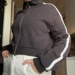 Croppad hoodie med revär - Säljer denna fina croppade hoodie med coola revärer på armarna! Köpt från H&M, väldigt bra skick😍 säljer den då det inte riktigt är min stil längre 