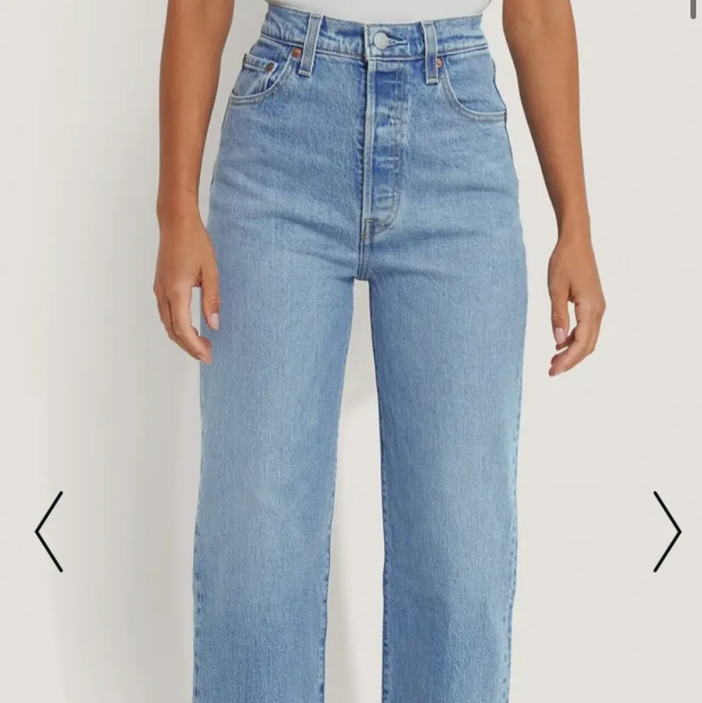 Jätte snygg levis jeans i storlek 23 men passar även 24. Köpta för mindre än ett år sedan och nypriset är 1200 kr. Sitter så bra och är i jättebra skick!! Köparen står för frakten💗 De är i modell Ribcage Straight. Jeans & Byxor.