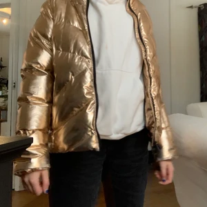 Jacka  - Säljer min as coola guld jacka från mc kinley. Aldrig använd och är i fint skick.🥰 