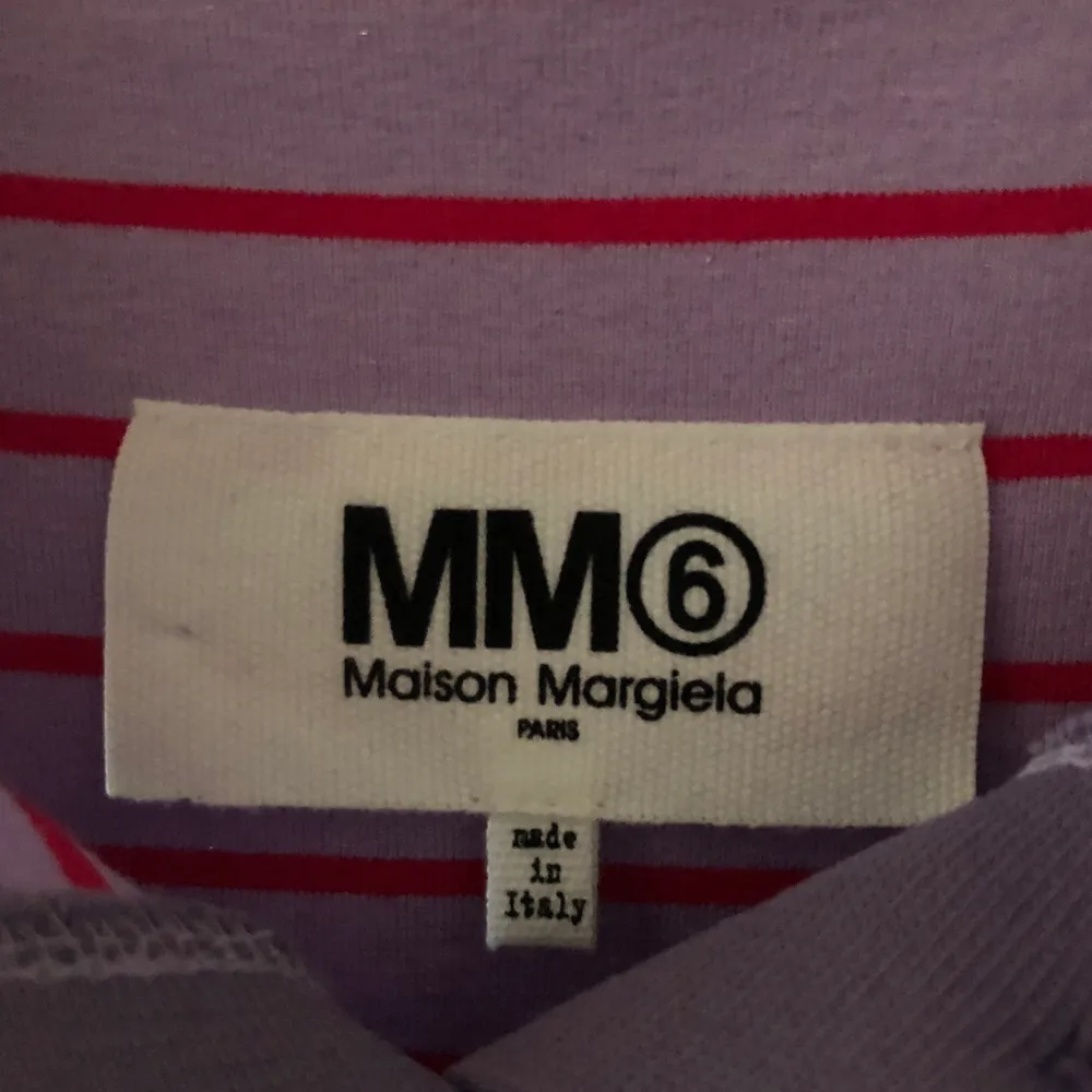 Maison Margiela Top i nyskick, typ det coolaste plagget jag äger, finns få designerplagg som slår denna. Köptes på från ö till a för 2500.. T-shirts.