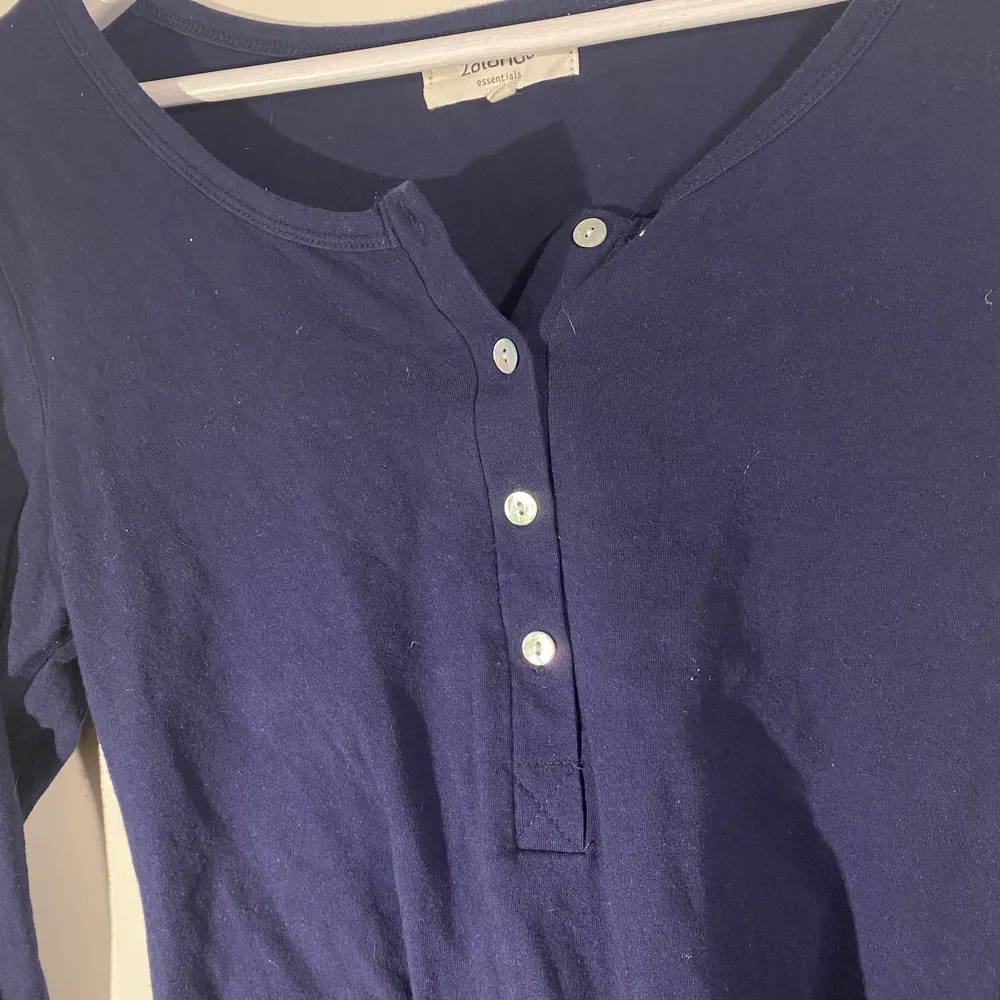 Mjuk bomulls tröja med knappar. Perfekt vardags tröja. Mer mörkblå i verkligheten!. Tröjor & Koftor.