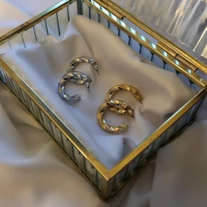 Örhängen  - Örhängen som kommer i både silver- och guldplätering. Pris 45 kr paret. Frakt avgift tillkommer på 20 kr, vid köp över 200 kr är det fri frakt. Kika in på min instagram @tbjwlry och beställ i dm 🙌🏽✨⭐️