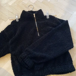 Ginatricot tröja i storlek s, fluffig och mysigt - En svart tröja i bra skick, från ginatricot, storlek s