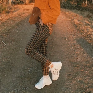 Rutiga byxor  - Bruna rutiga byxor med fantastisk passform. 