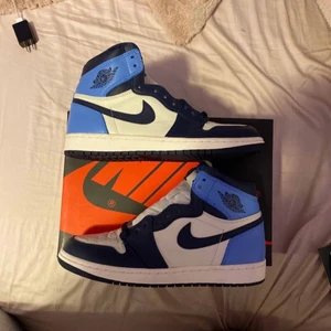 AIR JORDAN 1 RETRO HIGH ”ROYAL TOE” - Blå svart och oanvända märke skor (självklart äkta). Köpare = frakt (säg till den färgen du ska ha)