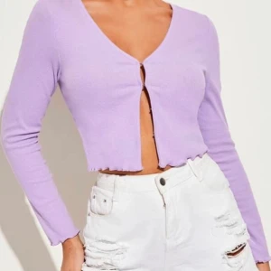 Lila ’kofta’ - Lila kort kofta från shein. Bra material men för liten för mig