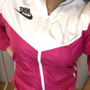 Nike jacka  - Super fin Nike jacka som passar perfekt till våren och en sen sommarkväll. Den är i stl L så har använt den som en lite ”oversied” jacka, super snyggt. Den har både fickor och luva, pris går att diskutera