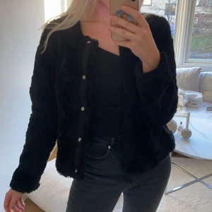 Fluffjacka perfekt till våren!  - Superfin fake-pälsjacka. Kommer bli perfekt till våren! 🌹