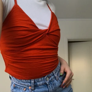 Zara linne - En super gullig orange linne från Zara. Köpte den förra sommaren och har inte riktigt använt den så ”its good as new”. Färgen är så fin och linnet är super gullig. Köparen står för frakt.🧡🧡