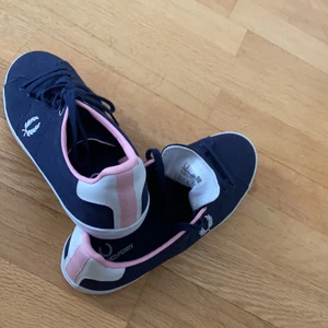 Fred Perry sko  - Helt oanvänd sko mörkblå rosa färg vit märke frakt går på 66kr 