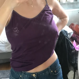 Sött linne - Smutsig spegel!! y2k inspirerat linne, köpt från secondhand affär i Berlin! Använd fåtal gånger den gången i Berlin:)