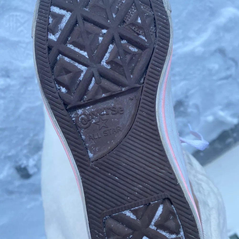 Säljer dessa super fina converse skor, använd fåtal gånger dock är sulan lite lortig som vi såklart rengör om vi får dom såld. Köpta för 600 men säljer för 300 frakt ingår. Ni får gärna komma med frågor och självklart egna prisförslag!!😍❤️. Skor.