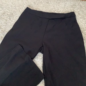 Kycreation paris - Kostymbyxa, sitter fint vid midjan. Byxorna  utsvängda. Dock lite lång för mig.✨