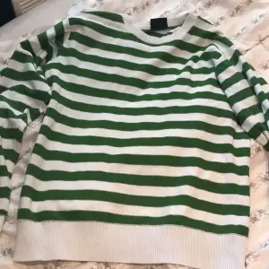 Långärmad randig cool tröja i färgerna vit och grön, ganska stor.Säljer då jag inte använder den längre