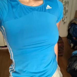 Adidas tränings top  - Barnstorlek men väldigt stretchig. Passar XS/S. Buda i kommentarerna! Frankt ingår 💙