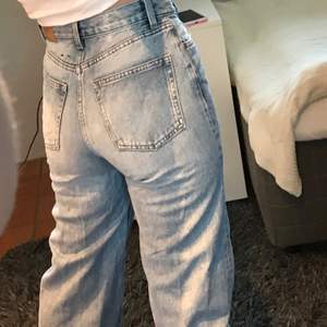 Super trendiga Jeans från Monki, passar tyvärr inte längre därför säljer jag dom. 💙 pris går att diskuteras 