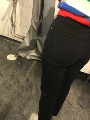 Svarta jeans storlek 38 - Säljer dessa super snygga svarta jeans från Lindex. Bra skick! Storlek 38 men kan passa 36 också beroende på hur man vill att de ska sitta. 