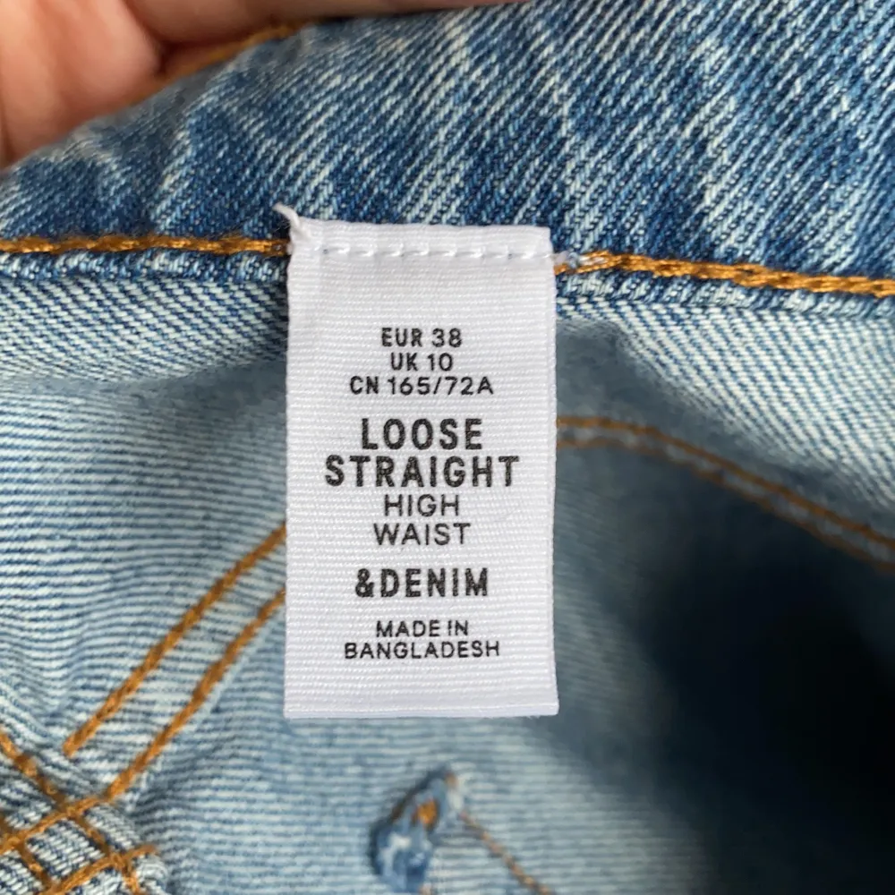 Ett par jätte fina raka jeans från hm helt slutsålda på hemsidan, bara testade och prislappen sitter kvar. Är vanligtvis 34 i Jeans och tycker dessa sitter super fint. Jeans & Byxor.
