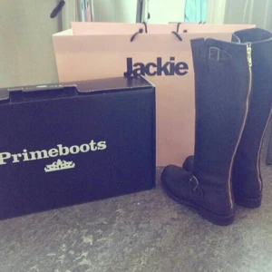  - säljer mina bruna höga primeboots i modell engineer high. guldfärgad dragkedja på stövelns baksida. 
I nyskick.

