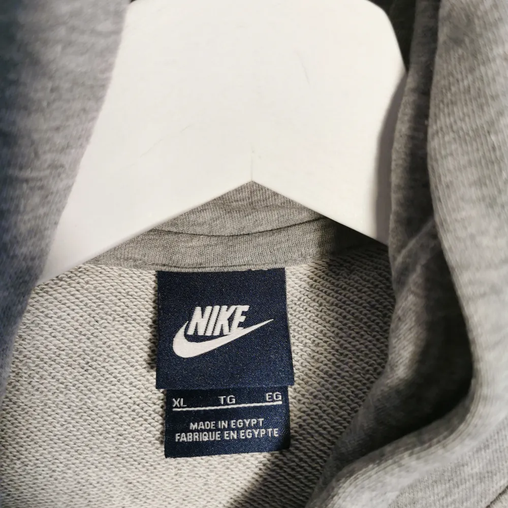Säljer en hoodie från Nike i grå med loggan broderad i orange då jag inte använder längre. Tröjan är i XL och är i fantastiskt skick också. . Hoodies.