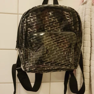 Miniväska - En mini genomskinlig rygga som är köpt i London. Användes aldrig och har bara legat i garderoben. Därför  säljer jag den!👍💓
