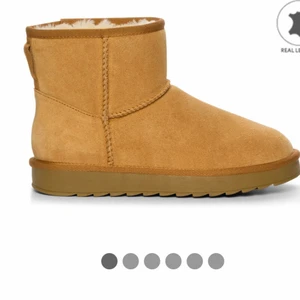 Boots   - ZOEY, VARMFODRADE BOOTS, inte använt de så mycke säger de för att de är lite för stora 