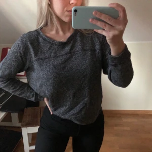 GRÅ TRÖJA - Enkel men snygg tröja i grått, den har även en liten dragkedja i nacken. Skriv för fler bilder 🥰💕
