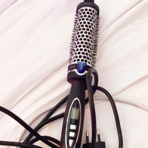 Plattång  - En rundborste från ION technology i 32mm nypris är 600. Den är lite använd men använder den aldrig. Frakt 70kr