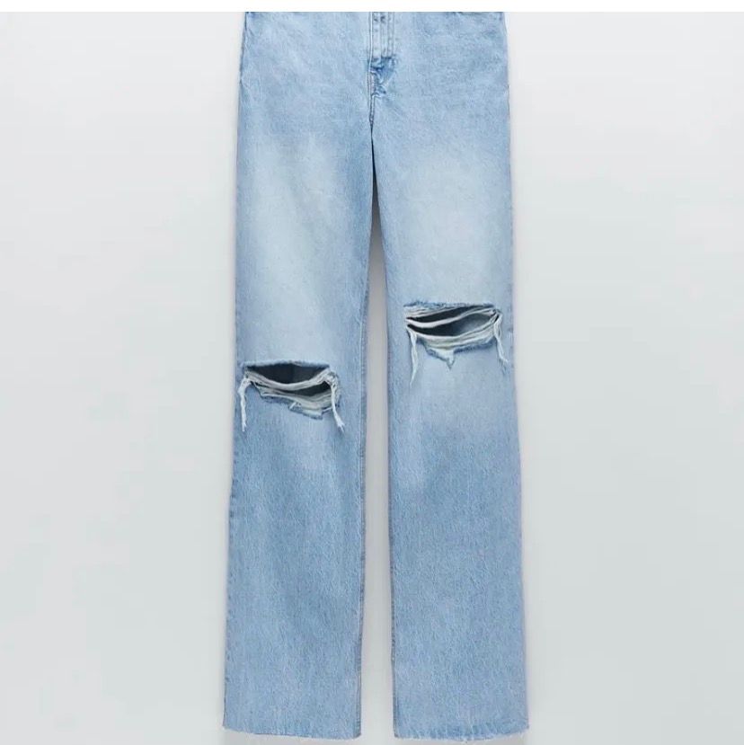 Säljer nu mina populära Håliga zara jeans i storlek 40 men passar en 38 också. Har klippt av dom så dom skulle passa mig som är 163 cm. Skulle säga att dom passar bra o längden på dig mellan 160-165? Hör av er vid fler frågor!💕 nypriset var 400kr.. Jeans & Byxor.