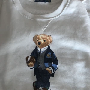 Ralph lauren polo bear - Intressekoll på min oversized ralph lauren polo bear tröja! Köpt i höstas och sparsamt använd. 