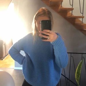 Tröja - Tjabba, säljer den här blå tröjan för 50kr!!!🤩 har använt den en gång och sen har den bara legat i min garderob💞💞 den kommer ifrån bikbok och är i storlek s, det är en väldigt cool blå färg englit mig som passar nu till vår 💓💜💕💞🤩