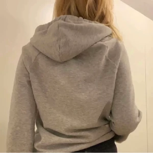 Hoodie  - Säljer denna gråa hoodie från fina Tricot.  Den sitter ganska oversized på och har väldigt skönt material. Även mjukt och skönt material inuti. Stl S (Frakt 60 kr)