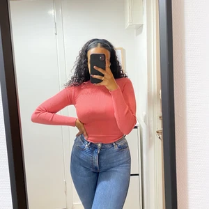 Rosa polotröja från Gina i S!  - Rosa söt polotröja, perfekt vardagsplagg att fylla garderoben med. 