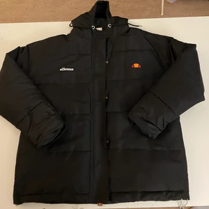 Ellesse pejo jacka storlek 38 - Oversized fit, vinterjacka. Varm och skön. Trots att den är storlek 38 så sitter den rätt så stort på kroppen och ärmarna är lite långa vilket man ska ha i tanken. Den är knappt använd på grund av att den var så stor på mig :) 